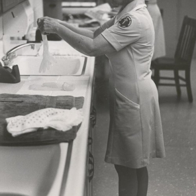 Nurse+Gloving+up+at+Sink